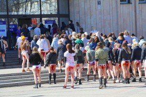 Rīgā protestē pret Krievijas karavīru seksuālo vardarbību Ukrainā 16