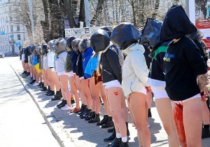 Rīgā protestē pret Krievijas karavīru seksuālo vardarbību Ukrainā 2