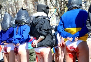 Rīgā protestē pret Krievijas karavīru seksuālo vardarbību Ukrainā 4