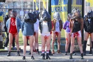 Rīgā protestē pret Krievijas karavīru seksuālo vardarbību Ukrainā 5