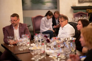 Vecrīgas 5 zvaigžņu viesnīcā «Grand Palace Hotel» degustējam kopā ar Ronaldu Pētersonu 12 Austrijas vīnus. Foto: Jānis Bērziņš 19