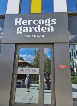 Travelnews.lv apmeklē Mārupes jaunā restorāna «Hercogs Garden» oficiālo atklāšanu 2