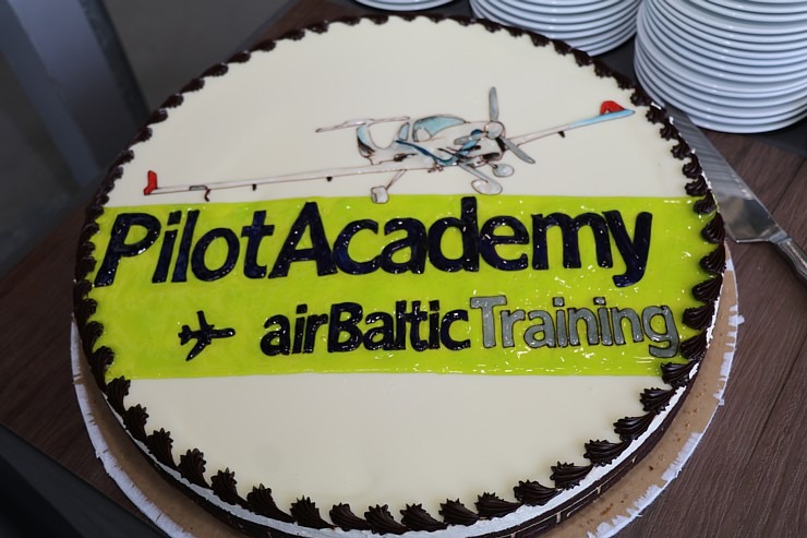 photo: Sešpadsmit studenti absolvēja Latvijas lidsabiedrības airBaltic Pilotu akadēmiju