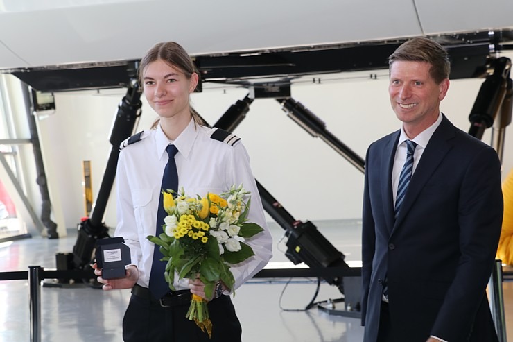 Sešpadsmit studenti absolvēja Latvijas lidsabiedrības airBaltic Pilotu akadēmiju 316964