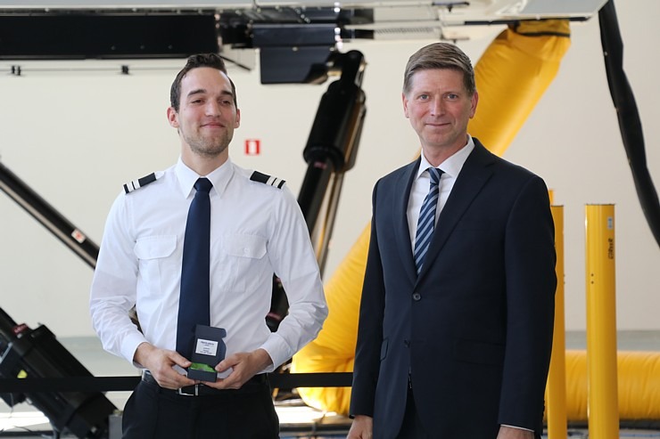Sešpadsmit studenti absolvēja Latvijas lidsabiedrības airBaltic Pilotu akadēmiju 316971