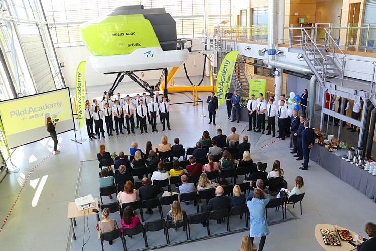 Sešpadsmit studenti absolvēja Latvijas lidsabiedrības airBaltic Pilotu akadēmiju 316956