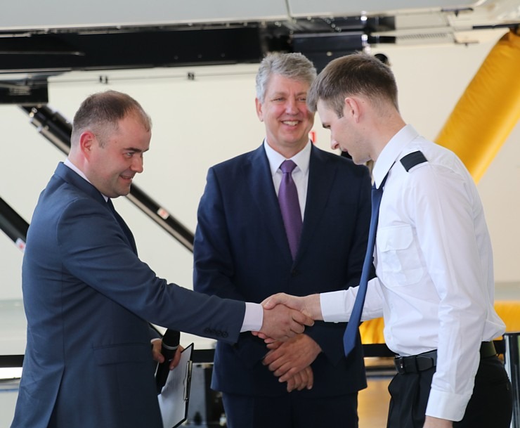 Sešpadsmit studenti absolvēja Latvijas lidsabiedrības airBaltic Pilotu akadēmiju 316974