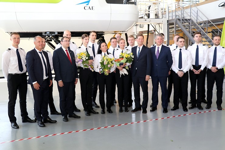 Sešpadsmit studenti absolvēja Latvijas lidsabiedrības airBaltic Pilotu akadēmiju 316980