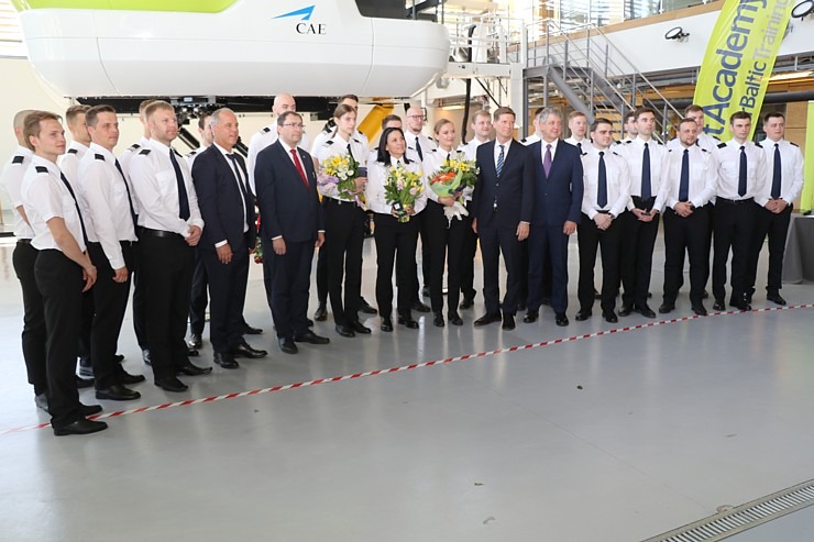 Sešpadsmit studenti absolvēja Latvijas lidsabiedrības airBaltic Pilotu akadēmiju 316981