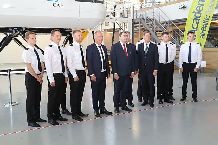 Sešpadsmit studenti absolvēja Latvijas lidsabiedrības airBaltic Pilotu akadēmiju 316982