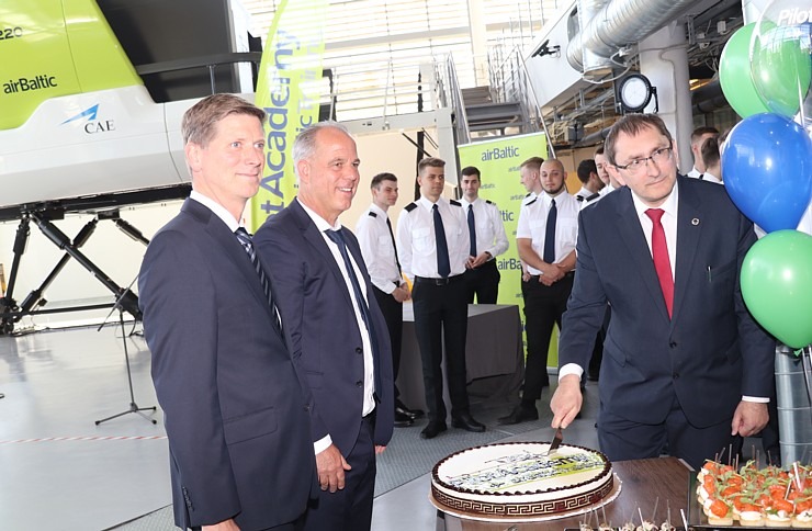 Sešpadsmit studenti absolvēja Latvijas lidsabiedrības airBaltic Pilotu akadēmiju 316988