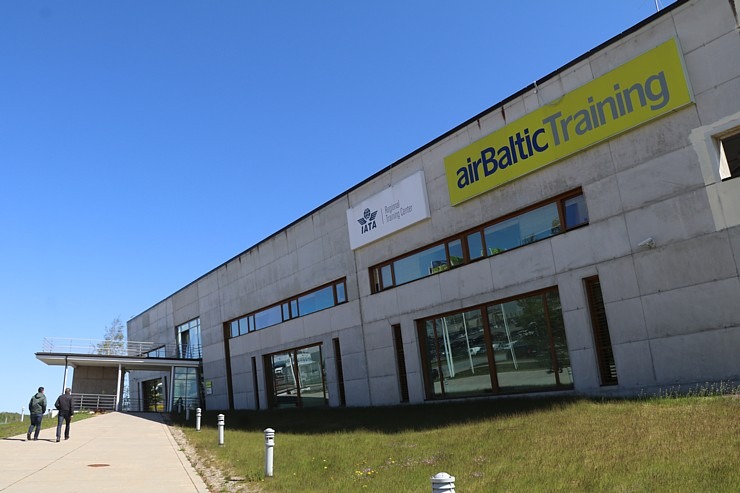 Sešpadsmit studenti absolvēja Latvijas lidsabiedrības airBaltic Pilotu akadēmiju 316989