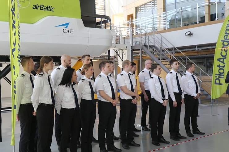 Sešpadsmit studenti absolvēja Latvijas lidsabiedrības airBaltic Pilotu akadēmiju 316958