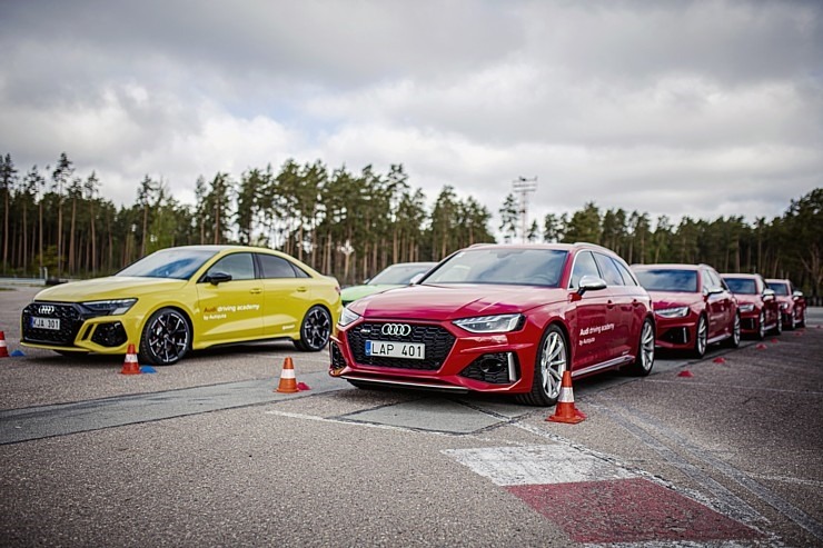 Par godu «Audi RS3» Latvijas pirmizrādei Biķernieku autosacīkšu trasē rūc motori. Foto: Audi Latvija 317194