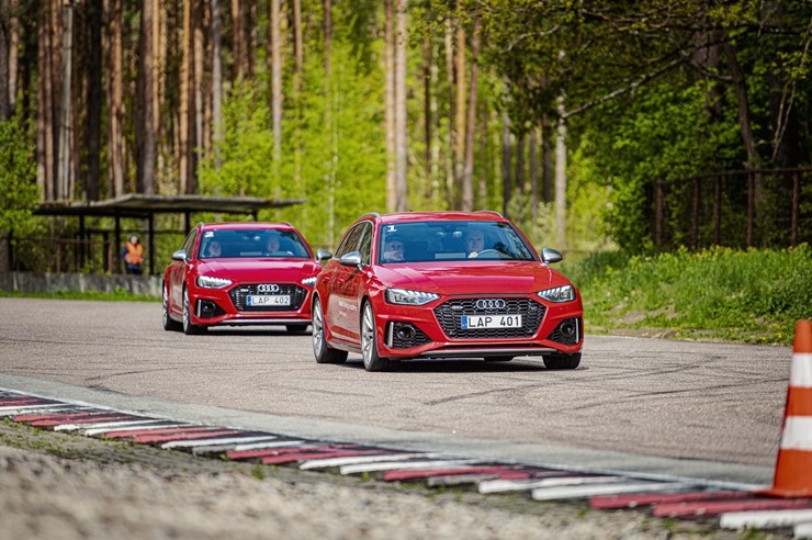 Par godu «Audi RS3» Latvijas pirmizrādei Biķernieku autosacīkšu trasē rūc motori. Foto: Audi Latvija 317210