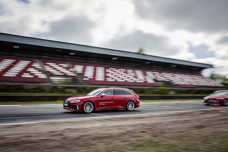 Par godu «Audi RS3» Latvijas pirmizrādei Biķernieku autosacīkšu trasē rūc motori. Foto: Audi Latvija 317195