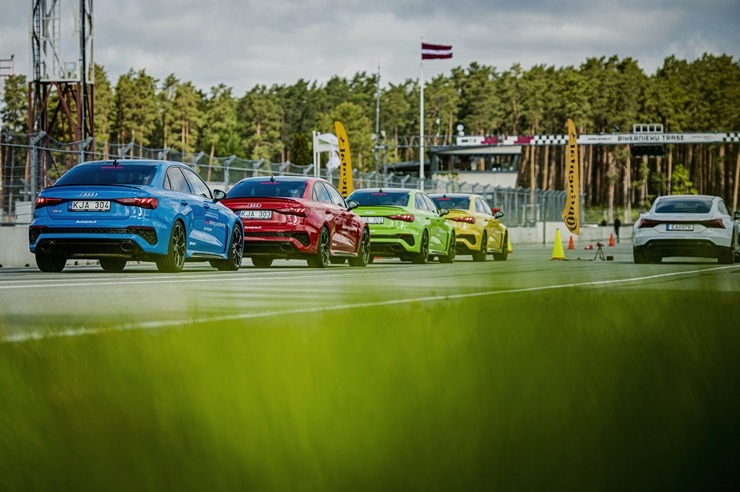 Par godu «Audi RS3» Latvijas pirmizrādei Biķernieku autosacīkšu trasē rūc motori. Foto: Audi Latvija 317215