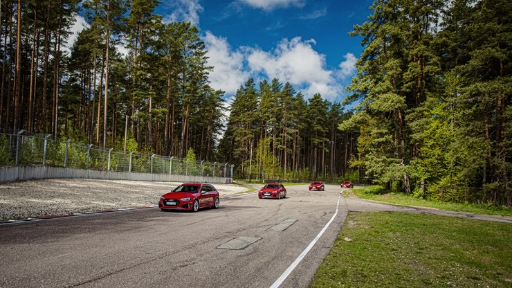 Par godu «Audi RS3» Latvijas pirmizrādei Biķernieku autosacīkšu trasē rūc motori. Foto: Audi Latvija 317217