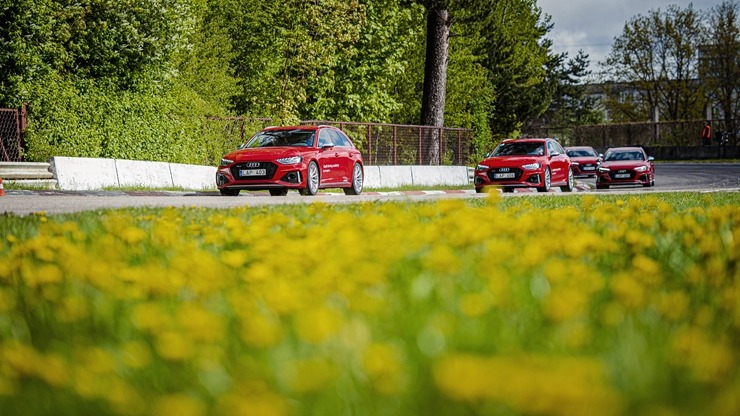 Par godu «Audi RS3» Latvijas pirmizrādei Biķernieku autosacīkšu trasē rūc motori. Foto: Audi Latvija 317218
