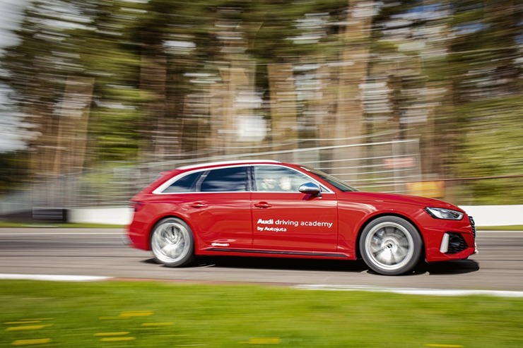 Par godu «Audi RS3» Latvijas pirmizrādei Biķernieku autosacīkšu trasē rūc motori. Foto: Audi Latvija 317196
