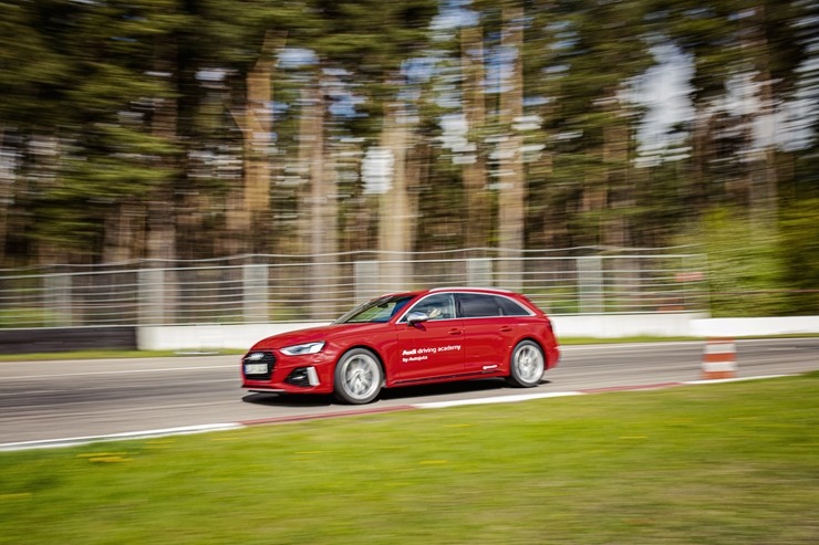 Par godu «Audi RS3» Latvijas pirmizrādei Biķernieku autosacīkšu trasē rūc motori. Foto: Audi Latvija 317197