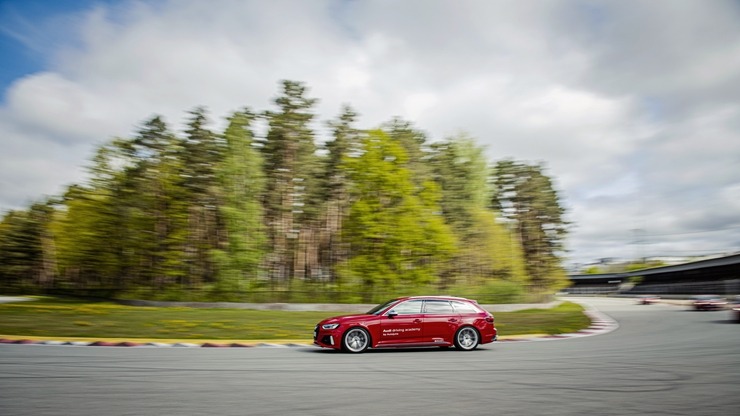 Par godu «Audi RS3» Latvijas pirmizrādei Biķernieku autosacīkšu trasē rūc motori. Foto: Audi Latvija 317198