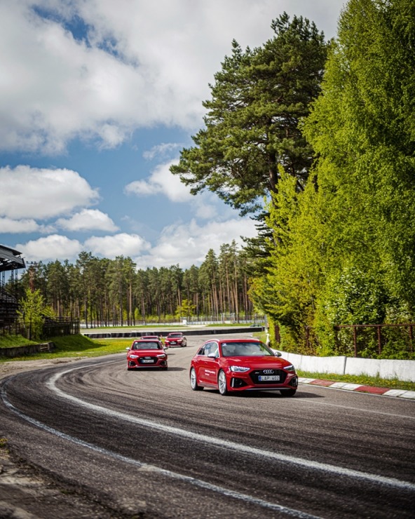 Par godu «Audi RS3» Latvijas pirmizrādei Biķernieku autosacīkšu trasē rūc motori. Foto: Audi Latvija 317202