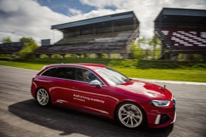 Par godu «Audi RS3» Latvijas pirmizrādei Biķernieku autosacīkšu trasē rūc motori. Foto: Audi Latvija 7