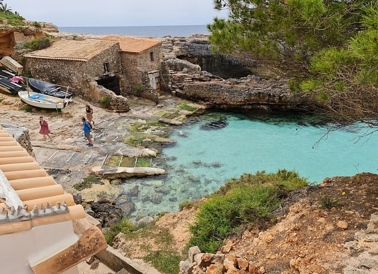 Klinšu ieskautā «Calo des Moro» pludmale salas dienvidos tiek uzskatīta par skaistāko Maļorkā. Sadarbībā ar Latvijas tūrisma firmu Atlantic Travel 317384