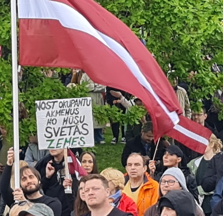 Rīgā Latvijas patrioti iziet masveidīgā gājienā «Par atbrīvošanos no padomju mantojuma» 317410