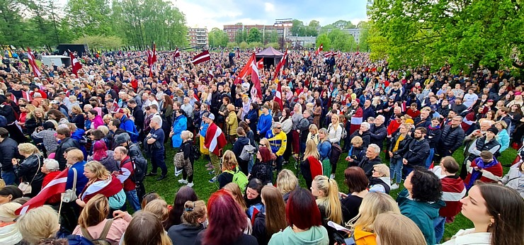 Rīgā Latvijas patrioti iziet masveidīgā gājienā «Par atbrīvošanos no padomju mantojuma» 317411