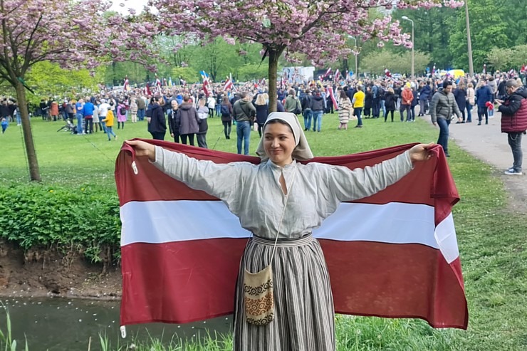 Rīgā Latvijas patrioti iziet masveidīgā gājienā «Par atbrīvošanos no padomju mantojuma» 317400