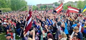 Rīgā Latvijas patrioti iziet masveidīgā gājienā «Par atbrīvošanos no padomju mantojuma» 8
