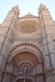 Travelnews.lv iepazīst Maļorkas galvaspilsētā grandiozo gotiskā stila Palmas Svētās Marijas katedrāli. Sadarbība ar Latvijas tūrisma firmu «Atlantic T 39