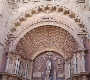 Travelnews.lv iepazīst Maļorkas galvaspilsētā grandiozo gotiskā stila Palmas Svētās Marijas katedrāli. Sadarbība ar Latvijas tūrisma firmu «Atlantic T 9