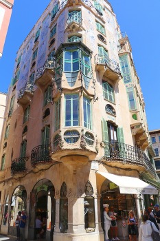 Travelnews.lv iepazīst Maļorkas galvaspilsētas Palmas arhitektūru, kafejnīcas un pilsētas dzīvi. Sadarbībā ar Latvijas tūrisma firmu «Atlantic Travel» 12