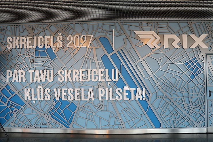 Lidosta «Rīga» starp izlidošanas sektoriem «B» un «C» atklāj korporatīvo sienu «Skrejceļš 2027» 318896