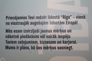 Lidosta «Rīga» starp izlidošanas sektoriem «B» un «C» atklāj korporatīvo sienu «Skrejceļš 2027» 16
