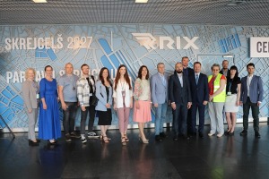 Lidosta «Rīga» starp izlidošanas sektoriem «B» un «C» atklāj korporatīvo sienu «Skrejceļš 2027» 5