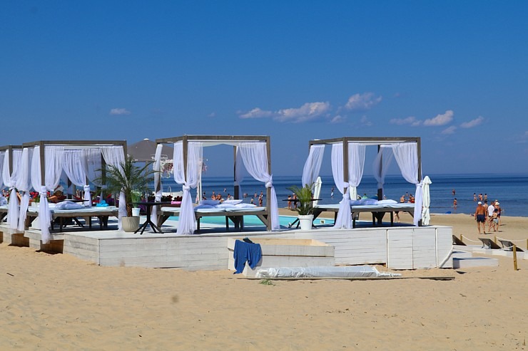 Travelnews.lv novēro, ka saulainās Jūrmalas pludmales sāk pievilināt tūristus un atpūtniekus 319376