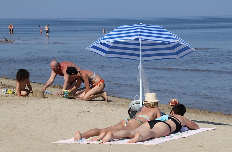 Travelnews.lv novēro, ka saulainās Jūrmalas pludmales sāk pievilināt tūristus un atpūtniekus 319382