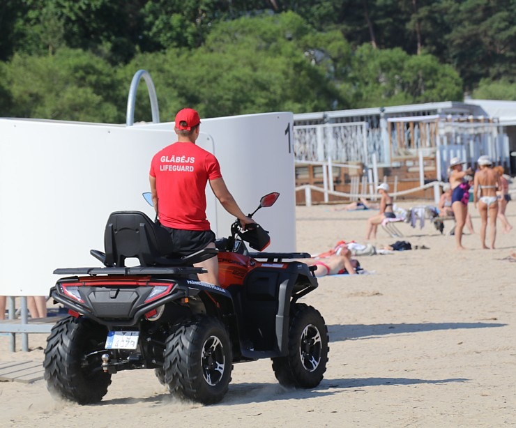 Travelnews.lv novēro, ka saulainās Jūrmalas pludmales sāk pievilināt tūristus un atpūtniekus 319385