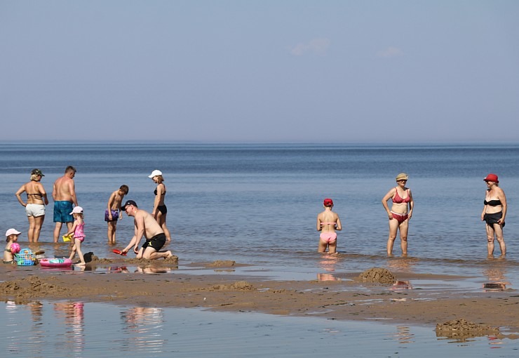 Travelnews.lv novēro, ka saulainās Jūrmalas pludmales sāk pievilināt tūristus un atpūtniekus 319394