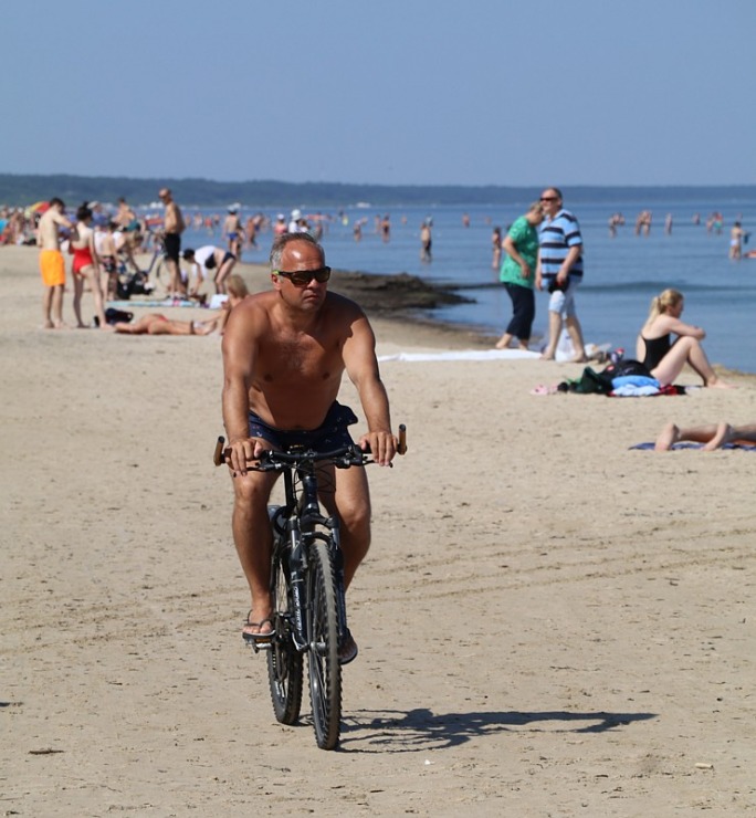 Travelnews.lv novēro, ka saulainās Jūrmalas pludmales sāk pievilināt tūristus un atpūtniekus 319396