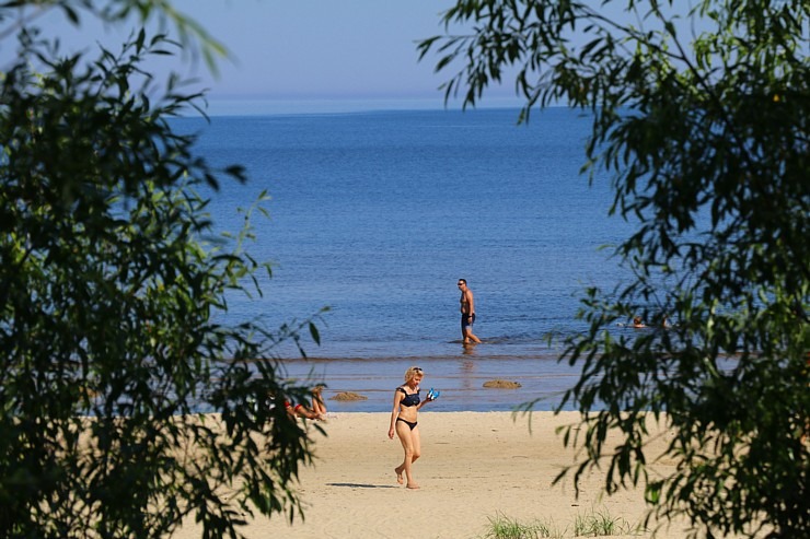 Travelnews.lv novēro, ka saulainās Jūrmalas pludmales sāk pievilināt tūristus un atpūtniekus 319399