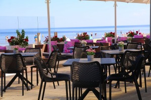 Travelnews.lv novēro, ka saulainās Jūrmalas pludmales sāk pievilināt tūristus un atpūtniekus 15