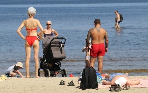 Travelnews.lv novēro, ka saulainās Jūrmalas pludmales sāk pievilināt tūristus un atpūtniekus 32