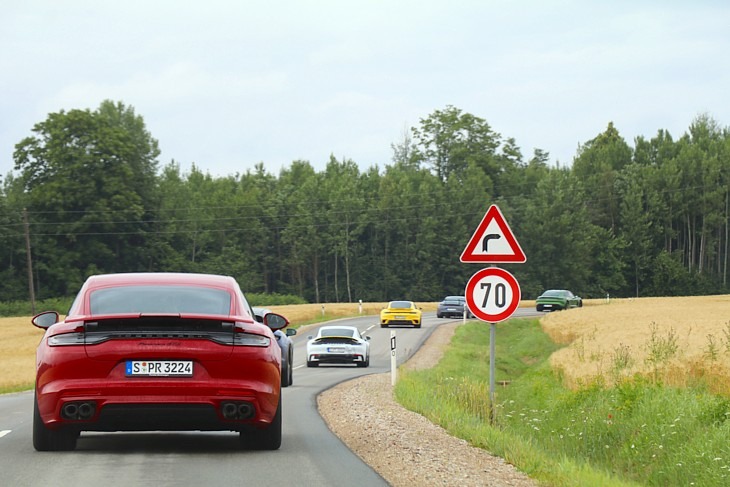 Travelnews.lv izbrauc lielceļu tūri «Porsche World Road Show Latvia 2022» ar jaudīgiem spēkratiem 319821