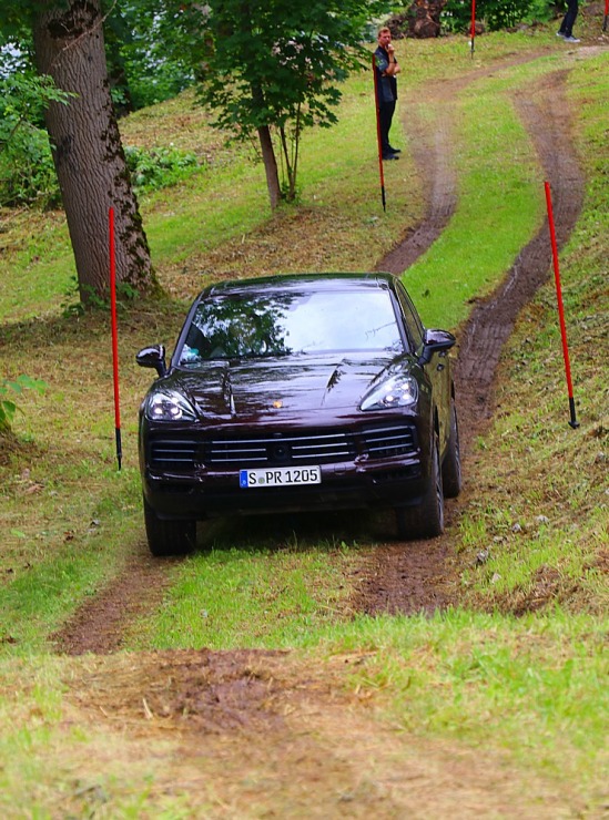 Lielceļu tūres «Porsche World Road Show Latvia 2022» dalībnieki iebrauc uz pusdienām «Kalnamuižā» Lielceļu tūres «Porsche World Road Show Latvia 2022» dalībnieki iebrauc uz pusdienām «Kalnamuižā» 319874