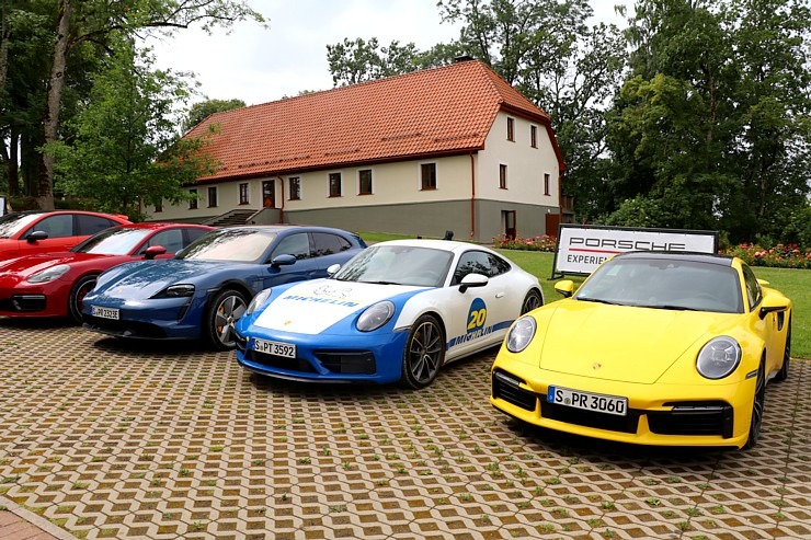Lielceļu tūres «Porsche World Road Show Latvia 2022» dalībnieki iebrauc uz pusdienām «Kalnamuižā» 319863
